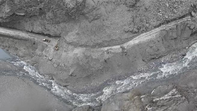中横流芳桥段山壁持续崩坍，山区降大雨，增加抢修难度，也影响抢通进度。（太鲁阁工务段提供）