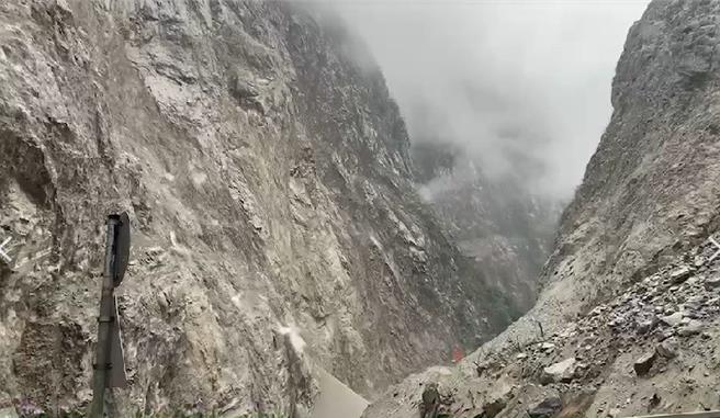 中横流芳桥段山壁持续崩坍，山区降大雨，增加抢修难度，也影响抢通进度。（太鲁阁工务段提供）