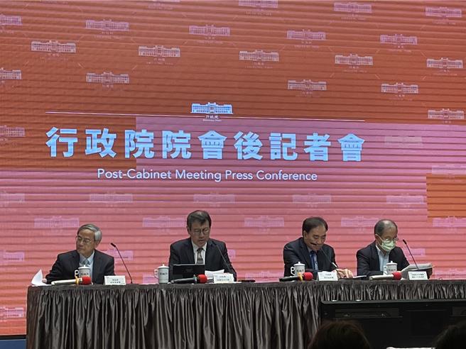 行政院院会今通过「地方民意代表费用支给及村里长事务补助费补助条例」修正草案，议员助理补助费总额上限提高，；村里长年终奖金比照照军公教人员，发放1.5个月，同时增加每年7.5万的春节慰劳金。（蔡雯如摄）