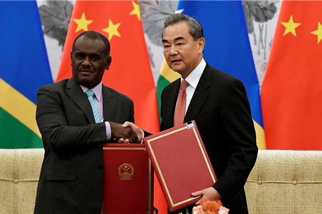 路透指出，索羅門群島選擇對中國友善的馬內列（左）為新總理。（路透社）