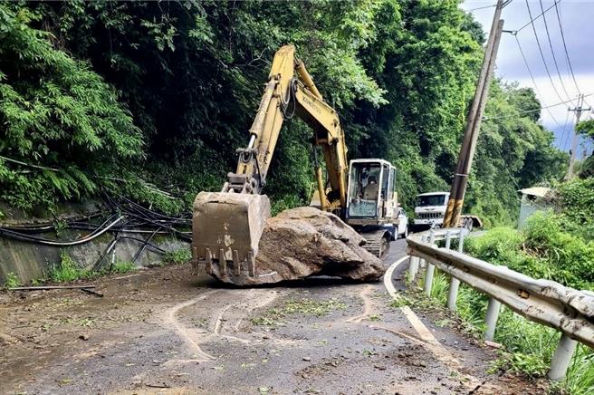 警方通知厂商将巨石挪至路边抢通，派员管制单线双向通行。（警方提供／杨静茹南投传真）