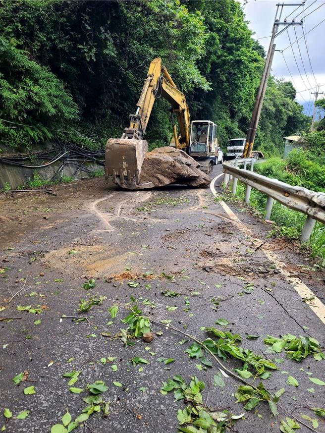 0403花莲大地震后余震不断，造成山区土石松动，加上这几天山区豪大雨，大如休旅车的巨石滚落。（警方提供／杨静茹南投传真）