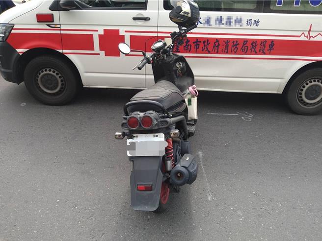 歸仁消防分隊救護車今早執行救護民眾送醫勤務途中，遭一名綠燈直行的女騎士撞上。(民眾提供／曹婷婷台南傳真)