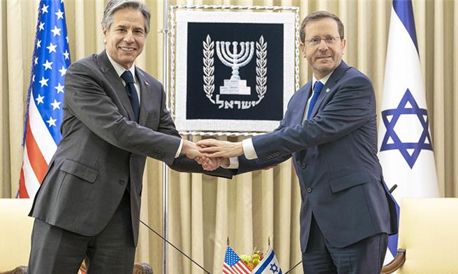 美国国务卿布林肯（左）赴中东斡旋停火谈判。取自美国驻以色列大使馆