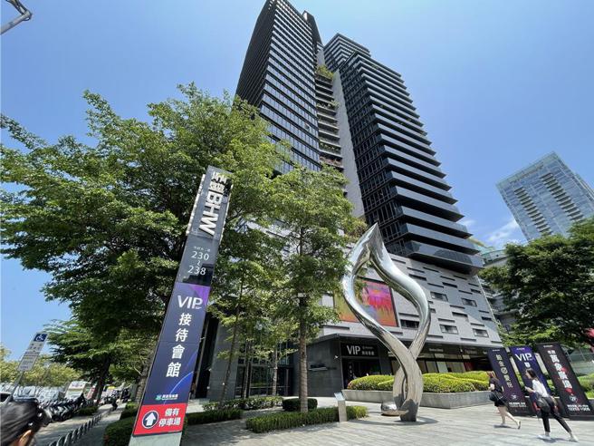 興富發揮軍微型辦公的首發案「市政萬象廣場」正式登場，圖為接待中心。圖／蔡惠芳