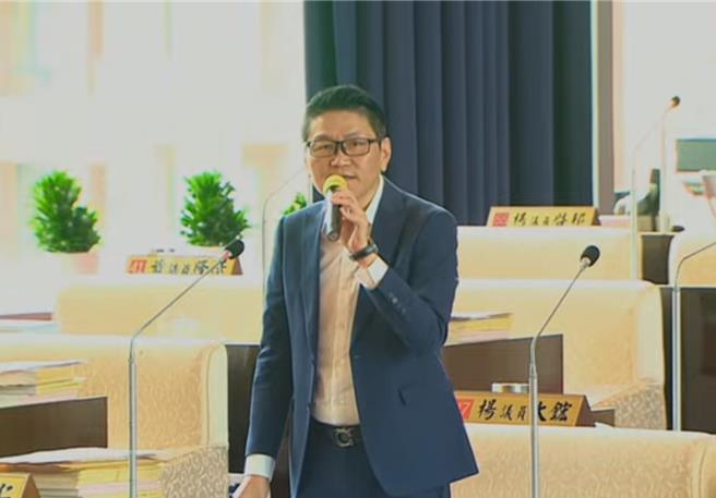 市议员赖顺仁2日质询表示，北屯区有40几名小二升小三的孩子，无法就读学区内的廍子国小，被迫跨区就读。（市议会提供）