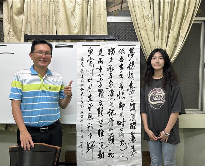 單嘉俞書法師承陳人豪合影。（翻攝照片／洪靖宜高雄傳真）