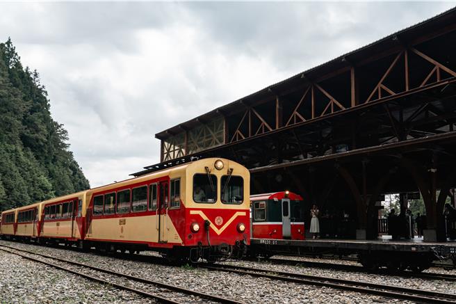 阿里山林業鐵路預計7月1日恢復全線通車運駛，目前也在進行全線軌道光纖網路鋪設，以建置異物入侵等告警系統。（林鐵及文資處提供／呂妍庭嘉義傳真）