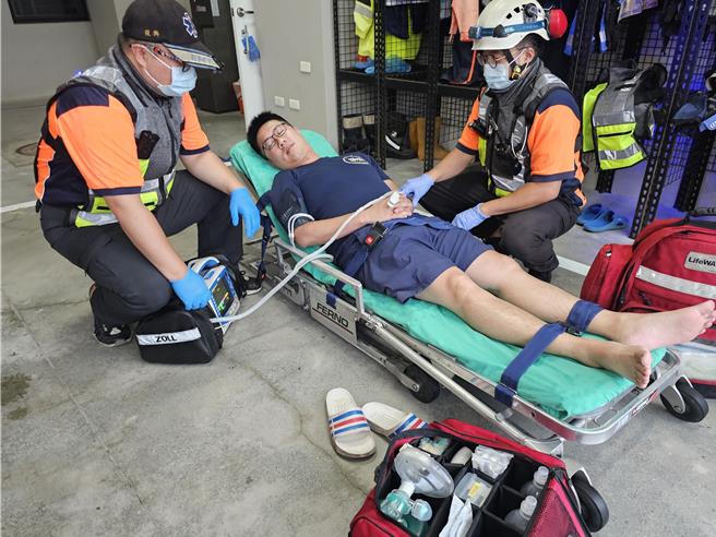 新款安全防护背心採立领设计，可避免割喉风险。（民眾提供／宝智华台南传真）