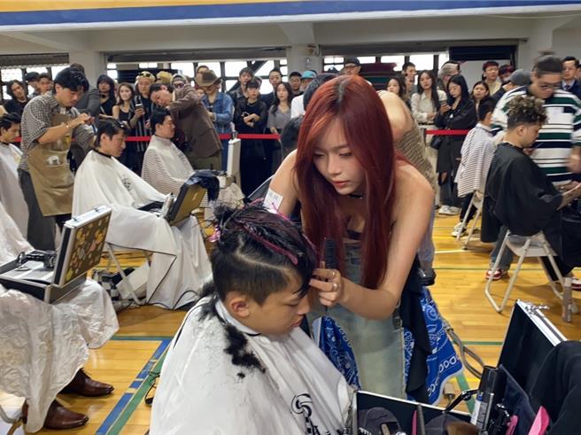 第3届Barber's master competition男士理髮大师对决大赛2日在彰化市建国科技大学登场，来自全台逾百名理髮师同场竞技。（建国科大提供／孙英哲彰化传真）
