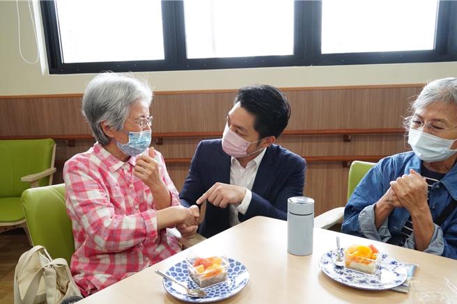 台北市内湖区首家公办民营的住宿长照机构「台北市立行爱住宿长照机构」， 今（2）日上午盛大举办开幕活动，台北市长蒋万安不仅出席活动，也与现场长者互动。（黄敬文翻摄）
