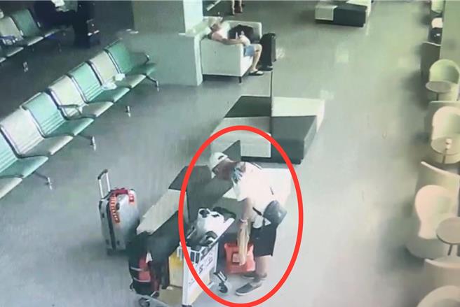 金门尚义机场今日上午发生首起窃盗案，一名高雄籍戴姓男子，趁四下无人偷取他人购买之特产，航警调阅监视器画面依嫌犯特徵于机场外停车场发现戴男将其逮捕。(图／航警提供)