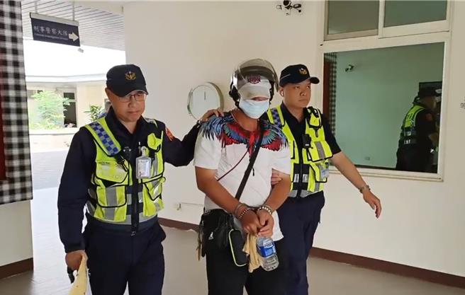 金门尚义机场今日上午发生首起窃盗案，一名高雄籍戴姓男子，趁四下无人偷取他人购买之特产，全案将依窃盗罪移送法办。(图／航警提供)