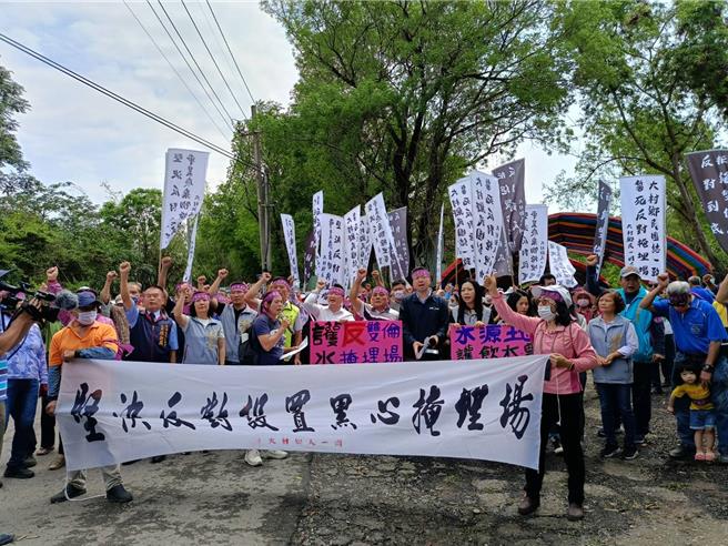彰化县大村乡双伦事业废弃物掩埋场开发案，今日举行环境影响公开说明会，因地方民眾忧心影响水源及山坡地保育，有民意代表及数百民眾到场抗议。（叶静美摄）