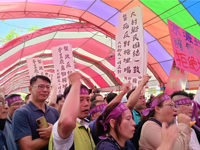 彰化县大村乡双伦事业废弃物掩埋场开发案，今日举行环境影响公开说明会，因地方民眾忧心影响水源及山坡地保育，有民意代表及数百民眾到场抗议。（叶静美摄）