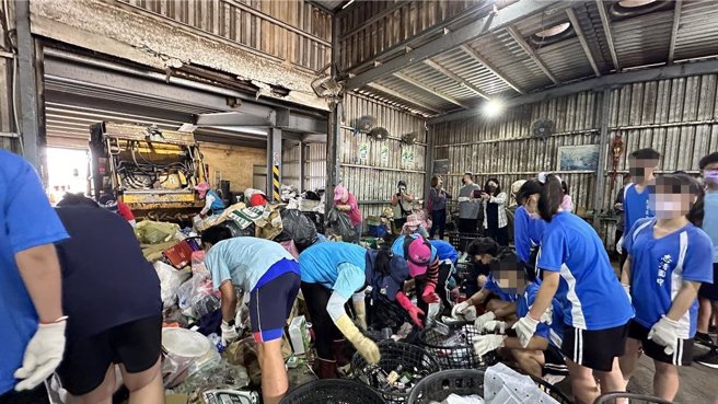 澎湖环境教育扎根，2日安排国中生走进掩埋场垃圾分类。（湖西乡公所提供／许逸民澎湖传真）