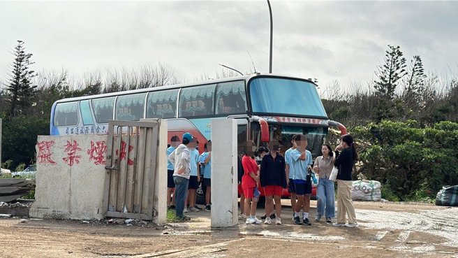 澎湖环境教育扎根，2日安排国中生走进掩埋场垃圾分类，许多学生下车后，面对扑鼻而来的臭味，就是赶紧掩鼻。（湖西乡公所提供／许逸民澎湖传真）
