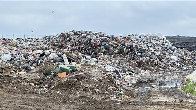 澎湖环境教育扎根，2日安排国中生走进掩埋场垃圾分类。图为红罗垃圾掩埋场的现状。（湖西乡公所提供／许逸民澎湖传真）