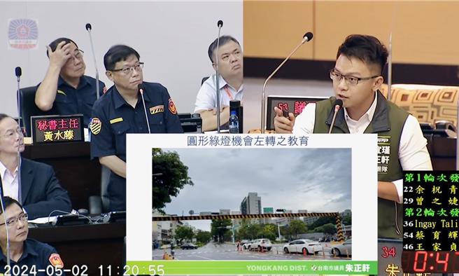 台南市議員朱正軒（右）要求警方應加強宣導認識圓形綠燈等交通意識。(朱正軒提供／曹婷婷台南傳真)