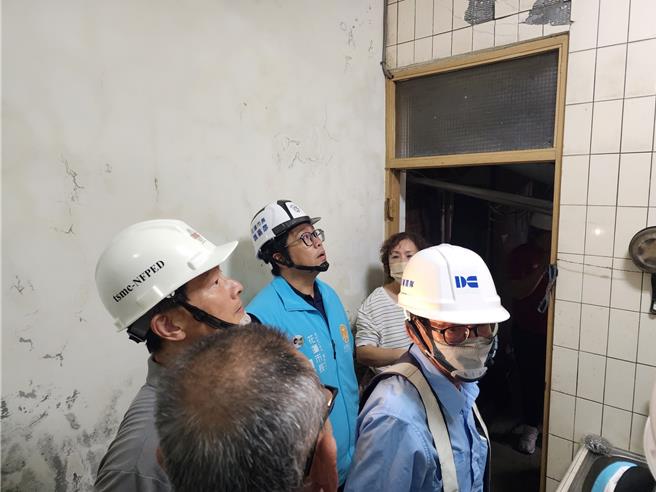 市长魏嘉彦与台积电基金会工班人员了解民宅修缮工作。（花莲市公所提供／王志伟花莲传真）