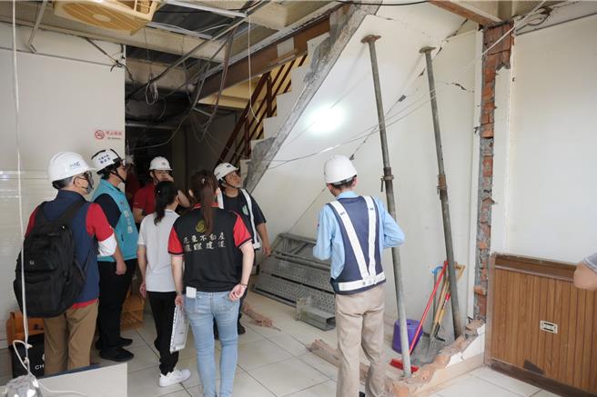 台积电慈善基金进驻花莲市公所，协助非红黄单灾民修缮住宅。（花莲市公所提供／王志伟花莲传真）