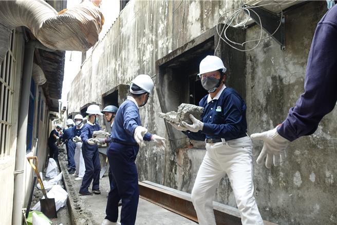 慈济金会志工动员进驻花莲修缮民宅。（慈济金会提供／王志伟花莲传真）