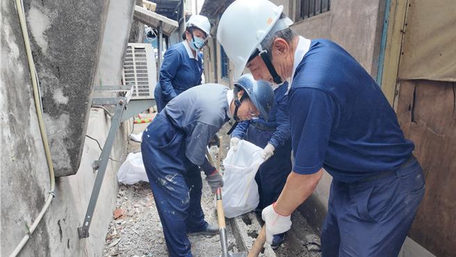 慈济金会全台志工集合，陆续到花莲协助民宅修缮。（慈济金会提供／王志伟花莲传真）