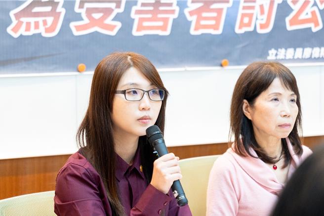 律師翁伊吟（左一）2日與民眾黨立委陳昭姿（右）等人舉行「衛福部審查黑箱，二次傷害新冠疫苗受害者，為受害者討公道」記者會。（廖偉翔辦公室提供／陳薏云台北傳真）