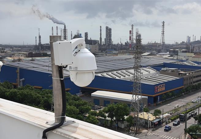 高雄近年来持续推动智慧科技执法，高市府环保局于2021年建置并启用云端影像监控设备及智慧辨识系统，目前已在临海、林园及仁大等工业区架设31组摄影机，积极掌握污染来源。（高市府环保局提供／洪浩轩高雄传真）