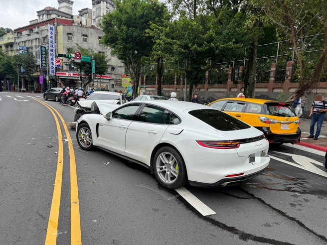 台北市1名33歲張姓男子，疑因未注意車前狀況，過彎時高速跨越雙黃線，衝撞對向53歲林姓女子所駕駛的保時捷。（圖／警方提供）