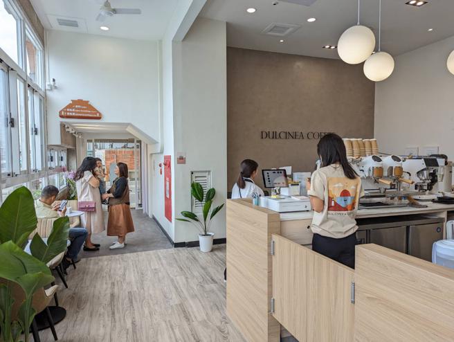 旗津轮渡站引进在地店家进驻，提供市民崭新的搭船环境并培养地方产业发展（图片来源：高雄市交通局提供）