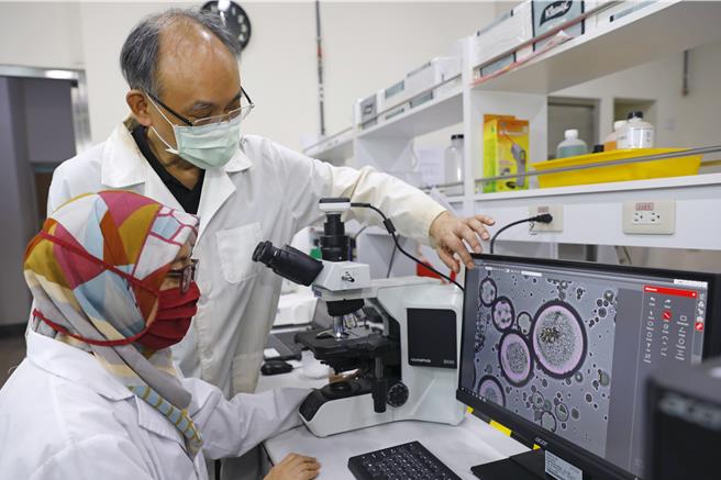 朝阳科大应化系USR团队利用费洛蒙核心技术，为云林营造友善农作环境，深受肯定。（朝阳科大提供／王煌忠台中传真）