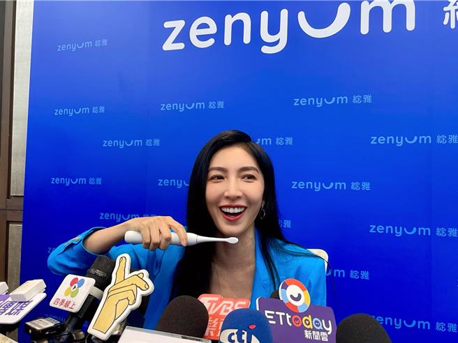 楊謹華被逼問與蕭亞軒友情，尷尬拿出代言的電動牙刷轉移焦點。（陳俊吉攝）