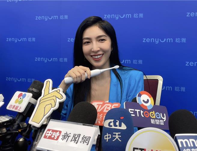 楊謹華被逼問與蕭亞軒友情，尷尬拿出代言的電動牙刷轉移焦點。（陳俊吉攝）