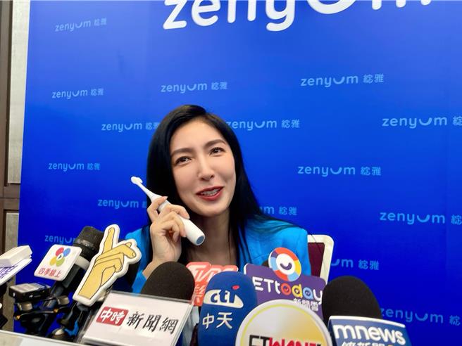 楊謹華被逼問與蕭亞軒友情，尷尬拿出代言的電動牙刷轉移焦點。（陳俊吉攝）