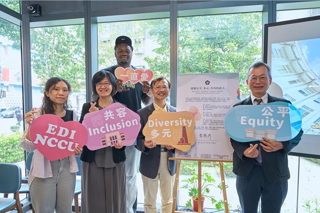 （左起）政大校長李蔡彥、副校長詹志禹、創國學院院長杜文苓、創國學院學生杜杏兒、（後排）雄鷹球員波波卡等人一起宣示建構一個「易地愛」（EDI）校園。（政大提供）
