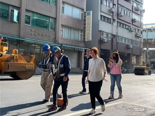 台北市南京西路311号前曾出现长20公尺、宽15公尺且深度约2.5公尺的坑洞，透地雷达检测利用雷达脉衝波探测地下不同材质介面，经工程师判读，可了解地表下的物质材质变化、空隙和裂隙等。（本报资料照片）