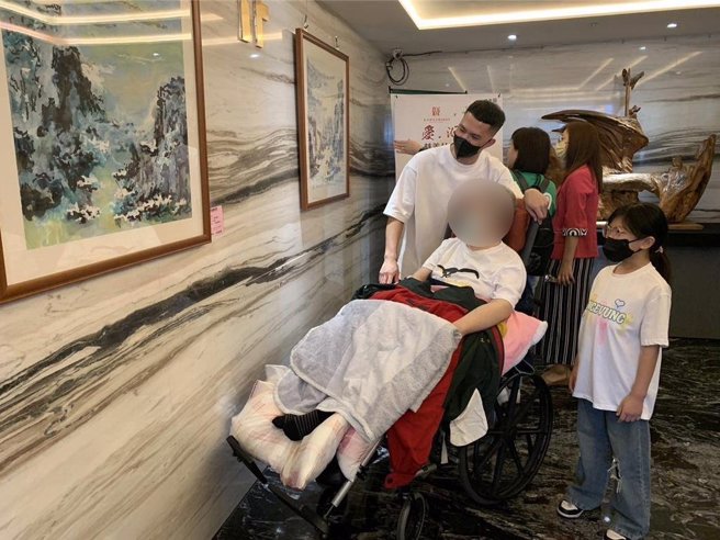 即日起至6月底在酒店舉辦公益畫展。（創世基金會提供／李京昇苗栗傳真）