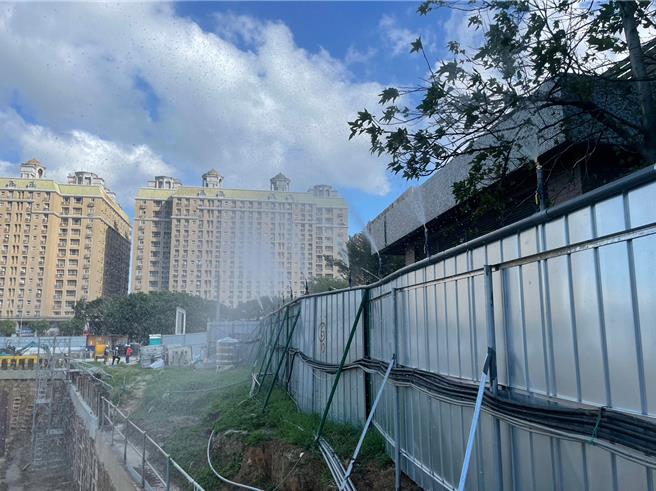 為減少施工時帶來空氣及噪音汙染，新竹市環保局落實工地智慧化管理，輔導工地自主加裝空品微感器連動自動灑水設備。（新竹市政府提供／王惠慧新竹傳真）
