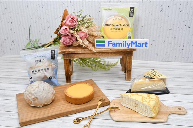 全家minimore「脆皮泡芙」外皮酥脆内馅浓郁，创下7秒卖一颗、半年推8种口味的纪录，另「千层蛋糕」、「饼乾三明治」等也均是热销商品。（全家提供／朱世凯台北传真）