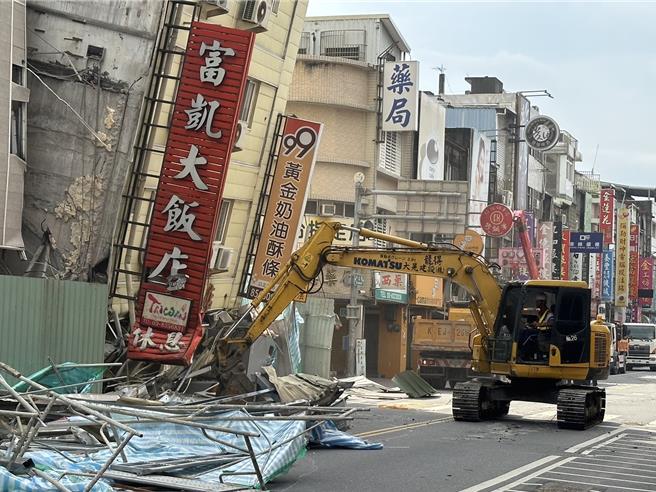 花莲强震，观光产业住宿饭店受到重大衝击，交通部今提补助方案，但业者不满。图为倒塌已拆除的富凯大饭店。（王志伟摄）