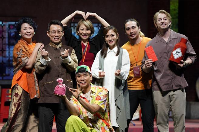 《把我娶回家》演職員合照，王琄（左起）、郭子乾、蕭志瑋、郎祖筠（導演）、楊千霈、曾冠東（執行導演）、法比歐。（春河劇團提供）