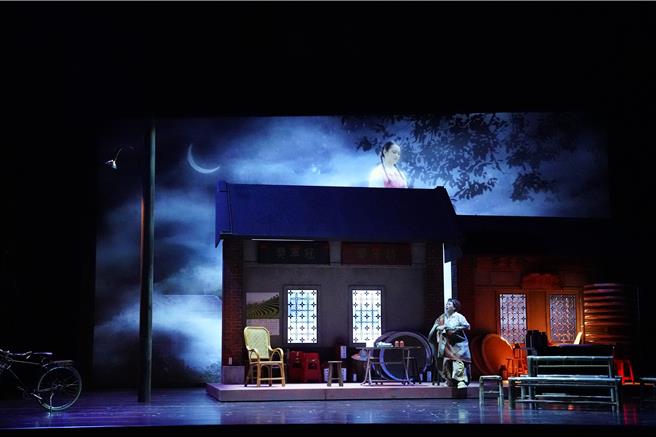 劇團執行長郎祖明認為劇團必須轉型，從成本考量可以先縮減製作規模，圖為《把我娶回家》彩排照。（春河劇團提供）