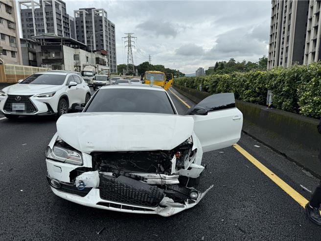 奧迪轎車駕駛行駛內側車道，疑因未保持行車安全距離，撞擊前方BMW轎車。（國道警察局提供）