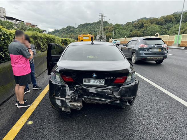 奧迪轎車駕駛行駛內側車道，疑因未保持行車安全距離，前方BMW轎車車尾慘遭撞擊。（國道警察局提供）