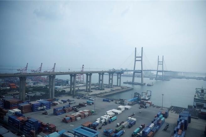 韩国平泽港的货柜与汽车（图／路透社）