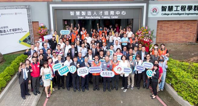 黎明技术学院智慧制造人才培育中心揭牌后产官学各界贵宾合影。（黎明技术学院提供）