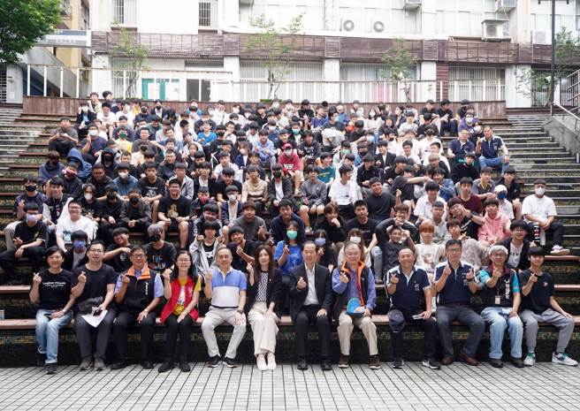 龙华科大校园徵才博览会盛大登场，齐声祝福龙华学子求职顺利。(照片/龙华科技大学提供)