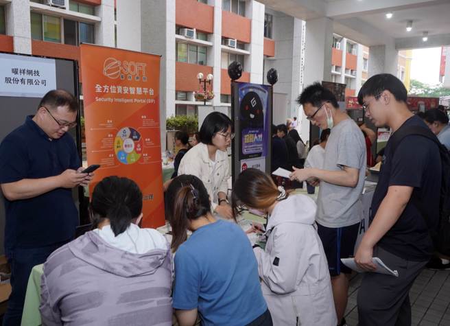 龙华科大举办校园徵才博览会，对焦产业趋势，协助学子寻觅适合职缺。(照片/龙华科技大学提供)