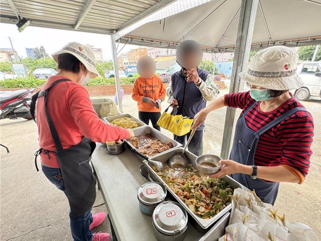 不少今日中午前往取餐的长者得知消息后都表示超无奈，也替那些行动不便的独居老人担忧起饮食问题。（于家麒摄）